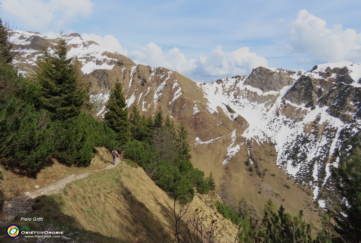 69 Passo della Marogella, Corno Branchino e verso Cima di Mezzeno.JPG